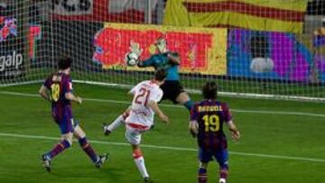 <b>LA GRAN OCASIÓN DE OSASUNA. </b>En el minuto 4, el húngaro Vadócz tuvo un mano a mano con Valdés. El portero azulgrana adivinó el tiro del osasunista y lo desvió a córner.