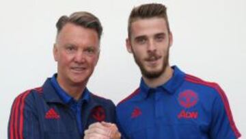 Y COMIERON PERDICES. Van Gaal y De Gea, en la web del United como si nada hubiera pasado.