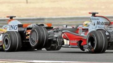 <b>LA IMPACIENCIA DE HAMILTON ARRUINÓ SU REMONTADA. </b> No es oro todo lo que reluce alrededor de Lewis Hamilton, por mucho que haya quien intente a veces establecer lo contrario. Nueva prueba de ello son sus errores en Bahrain, quedándose clavado en la salida y empotrándose contra Alonso en la segunda vuelta fruto de su impaciencia. Esto último arruinó cualquier intento de remontada, al destrozar el morro de su McLaren y verse obligado a adelantar su parada en boxes. El español, por su parte, tuvo mucha suerte de poder acabar la carrera. Y la telemetría demostró que él no tuvo culpa alguna en el incidente.