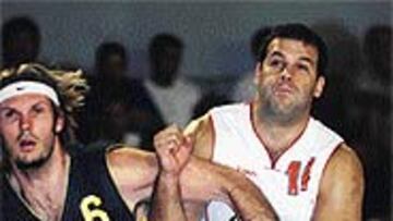 <b>FAJADORES. </B/>Alfonso Reyes no tuvo una tarea fácil ante los rocosos pívots australianos.