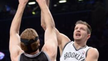 Mirza Teletovic (Brooklyn Nets) trata de anotar ante Matt Bonner (San Antonio Spurs).