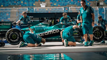 Mecánicos de Aston Martin inspeccionan el AMR26 durante los test de F1 en Bahréin.