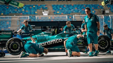 Mecánicos de Aston Martin inspeccionan el AMR26 durante los test de F1 en Bahréin.