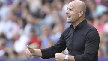 Levante's head coach Paco Lopez directs his team during the Spanish La Liga soccer match between Levante and Barcelona in Valencia, Spain, Nov.2 , 2019. (AP Photo/Alberto Saiz)