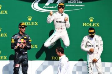 El podio del GP de Bélgica: Nico Rosberg primero, Daniel Ricciardo segundo y Lewis Hamilton, que salía penúltimo, terminó tercero.