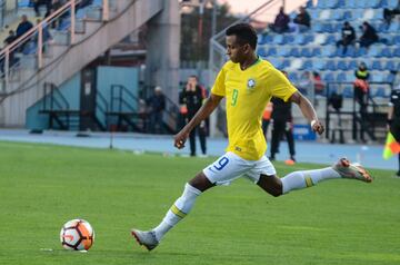 El joven brasile?o (17 a?os) ha entrado en una buena racha. Ha marcado en dos de los ¨²ltimos tres partidos. El delantero anot¨® su primer gol de falta con el Santos, pero no pudo evitar la derrota por 2-1 de su equipo contra el Sport Recife. Rodrygo cerr¨® la temporada con 12 goles y cuatro asistencias en 57 encuentros.