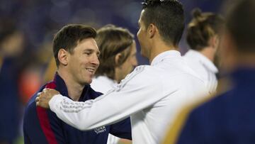 Cristiano Ronaldo saluda a Messi antes del Clásico.