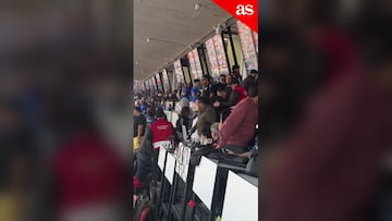 No fue citado por Almirón, apareció en la tribuna del Nacional y los hinchas de la U reaccionaron así