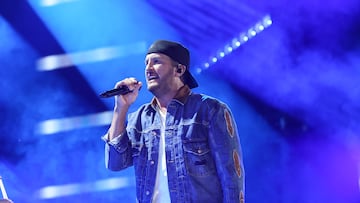 The ‘This Is How We Roll’ singer was struggling with the acoustics at the Walmart AMP and showed his generosity with his fans.