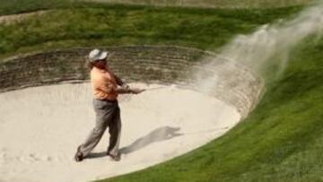 <b>RESOLUTIVO. </b>Miguel Ángel Jiménez sale de un búnker para acabar tercero tras el segundo día del British Open que se disputa en Sandwich.