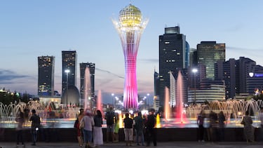 El monumento más visitado de Kazajistán es, sin duda, la Torre Bayterek en la capital, Astaná. La Torre Bayterek representa la independencia y una nueva etapa de desarrollo del país. Su diseño simboliza el mito de un árbol de la vida sagrado y el pájaro Samruk, que pone su huevo de oro en la copa del árbol.