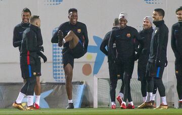 Yerry Mina con Paulinho, Semedo, Suárez, Alba y Messi