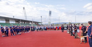 Los jugadores de la Selección atentos a la exhibición de La Unidad de Guías Caninos de la Policía Nacional.