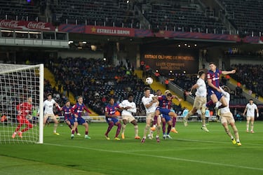 2-2. Saque de esquina y Robert Lewandowski remata de cabeza en el primer palo para superar a Jaume Domenech. El VAR da por válido el tanto tras revisarse por posible fuera de juego de Fermín López.
