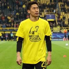 El Borussia Dortmund calentó con camisetas de apoyo a Bartra