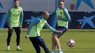 Iniesta ya se entren&oacute; con el grupo.