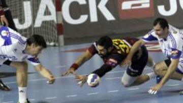 Nikola Karabatic trata de coger un pase peleado con dos jugadores del Dinamo