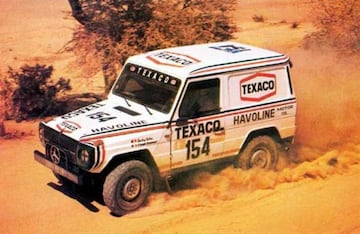 Jacky Ickx pilotó el Mercedes todoterreno de la casa de la estrella, que desde la base del coche de serie montó un motor evolucionado 2.8 6L de 230 CV con carrocería y chasis de fibra y vidrio, mejorada aerodinámicamente y probada en el túnel del viento, ganó el Dakar de 1983.