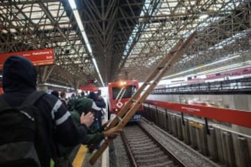 Una huelga de los empleados del sistema de metro de Sao Paulo agravó este jueves el caos de tránsito. El Movimiento de Trabajadores Sin Casa marchó hacia el estadio de la inauguración.