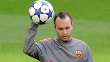 Iniesta tiene una contractura en la pierna, confirma el club