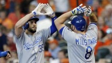 Eric Hosmer celebra junto a Mike Moustakas tras el home run de dos carreras del primero en el cuarto partido de la serie.