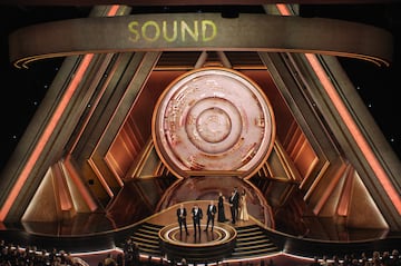 Gareth John, Richard King, Ron Bartlett y Doug Hemphill con los Oscars al Mejor Sonido y Efectos Visuales por la cinta 'Dune: parte dos'.