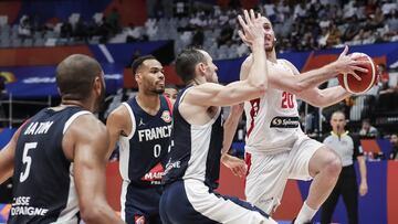 Jakarta (Indonesia), 16/08/2023.- Wael Arakji (R) of Lebanon in action against Terry Tarpey (2-R) of France during the FIBA Basketball World Cup 2023 group stage match between Lebanon and France in Jakarta, Indonesia, 29 August 2023. (Baloncesto, Francia, L¨ªbano) EFE/EPA/ADI WEDA