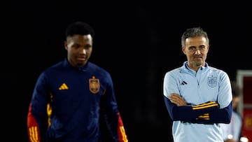 Luis Enrique observa a Ansu Fati durante un entrenamiento de España.