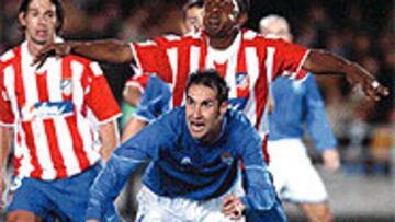 <b>RESOPLIDO</B>. Emerson, que marca a Moreno, no puede evitar un resoplido en presencia de Albertini, autor del gol que da algo de tranquilidad.