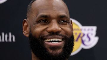 EL SEGUNDO, CALIFORNIA - SEPTEMBER 28: LeBron James #6 of the Los Angeles Lakers smiles as he answers questions during Los Angeles Lakers media day at UCLA Health Training Center on September 28, 2021 in El Segundo, California.   Harry How/Getty Images/AF