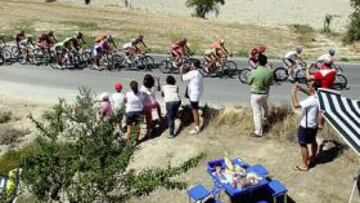 <b>PICNIC Y BICIS. </b>Una familia observa el paso del pelotón con el almuerzo preparado para gozar de un relajado avituallamiento.