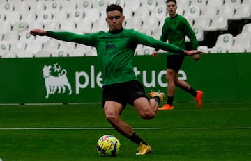 Mario García, del Racing, entrenando en El Sardinero.