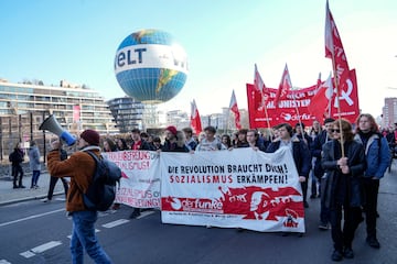 La gente asiste a una manifestación para conmemorar el Día Internacional de la Mujer en Berlín, Alemania.