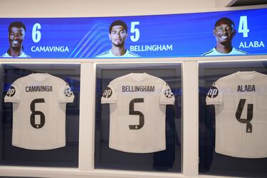 Las camisetas de Eduardo Camavinga, Jude Bellingham y David Alaba se exhiben en el vestuario del Real Madrid antes del partido de la primera jornada de la fase de la UEFA Champions League 2025/26.