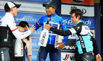 El ciclista colombiano Nairo Quintana, del equipo Movistar, celebra en el podio su título de campeón de la Tirreno-Adriático tras la última etapa, una contrarreloj individual de 10 kilómetros. El holandés Bauke Mollema, del equipo Trek Factory, finalizó en segunda posición y el colombiano Rigoberto Uran, del Etixx-Quick Step, fue tercero. 