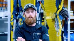 A worker gets $44,000 for changing a light bulb twice a year at 1,500 feet above sea level: “Dedication is very necessary”