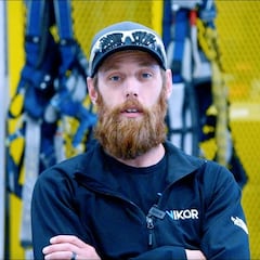 Un trabajador se lleva 40.000 euros por cambiar una bombilla dos veces al año a 450 metros de altura: “La dedicación es muy necesaria”