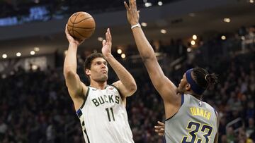 Brook Lopez lanza ante Myles Turner durante un Milwaukee Bucks-Indiana Pacers.