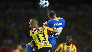 Deportivo Pereira's defender Juan Pablo Zuluaga (L) and Boca Juniors' Armenian forward Norberto Briasco jump for a header during the Copa Libertadores group stage second leg football match between Colombia's Deportivo Pereira and Argentina's Boca Juniors, at the Hern�n Ram�rez Villegas stadium, in Pereira, Colombia, on May 24, 2023. (Photo by Raul ARBOLEDA / AFP)