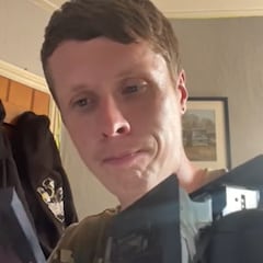 Un hombre compra una cámara de vídeo en una subasta y le entra la nostalgia con una de las cintas: “Se filmó alrededor de los 90”