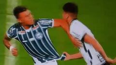 El criminal codazo que sufrió Araos en duelo de Corinthians