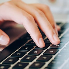 Despidos masivos en un banco por fingir trabajar con un teclado falso