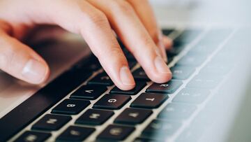 Despidos masivos en un banco por fingir trabajar con un teclado falso