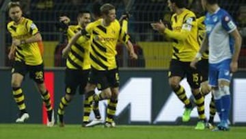 Los futbolistas del Borussia Dortmund celebran el gol de Gündogan.