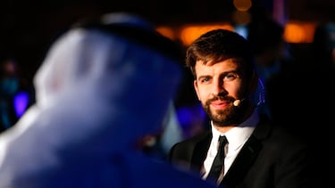 Dubai (United Arab Emirates), 27/12/2020.- Gerard Pique of FC Barcelona talks to media at the 2020 Dubai Football Gala & Globe Soccer Awards Ceremony as part of the Globe Soccer Conference during the 15th edition of Dubai International Sports Conference at Armani Luxury Hotel in Dubai, United Arab Emirates, 27 December 2020. (Emiratos Árabes Unidos) EFE/EPA/ALI HAIDER paisano entrevista