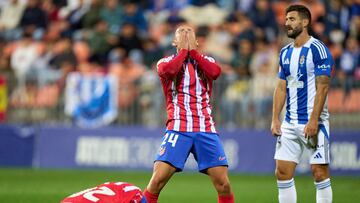 Víctor Mollejo se lamenta en el Atlético B - Recreativo.