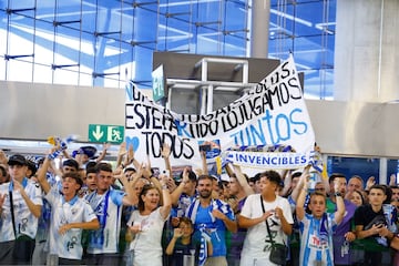 Aficionados del Málaga despiden al equipo en el aeropuerto.