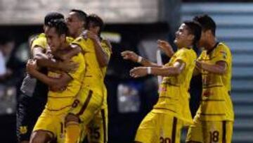 Robert Mejía celebra con sus compañeros el tanto marcado a The Strongest.