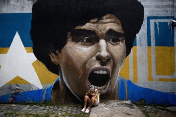 La futbolista del equipo femenino de Boca Juniors Yamila Rodriguez llora delante de un graffiti de Diego Maradona en Buenos Aires.