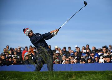 US golfer Jordan Spieth plays a tee shot during his fourball match on the second day of the 42nd Ryder Cup at Le Golf National Course at Saint-Quentin-en-Yvelines, south-west of Paris, on September 29, 2018. (Photo by Eric FEFERBERG / AFP)